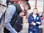 Teilnehmer schneiden Zutaten auf einem Tisch beim Pressegespräch am Schlosscampus, während andere zusehen.